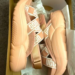 A UGG slide very comfortable size 9.5